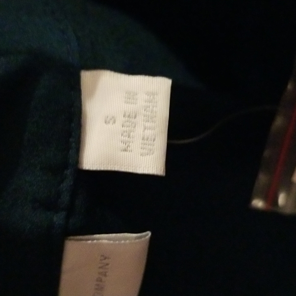 🌺NEW YORK & COMPANY V-neck- Roll-Sleeve Button-Down - Picture 9 of 12